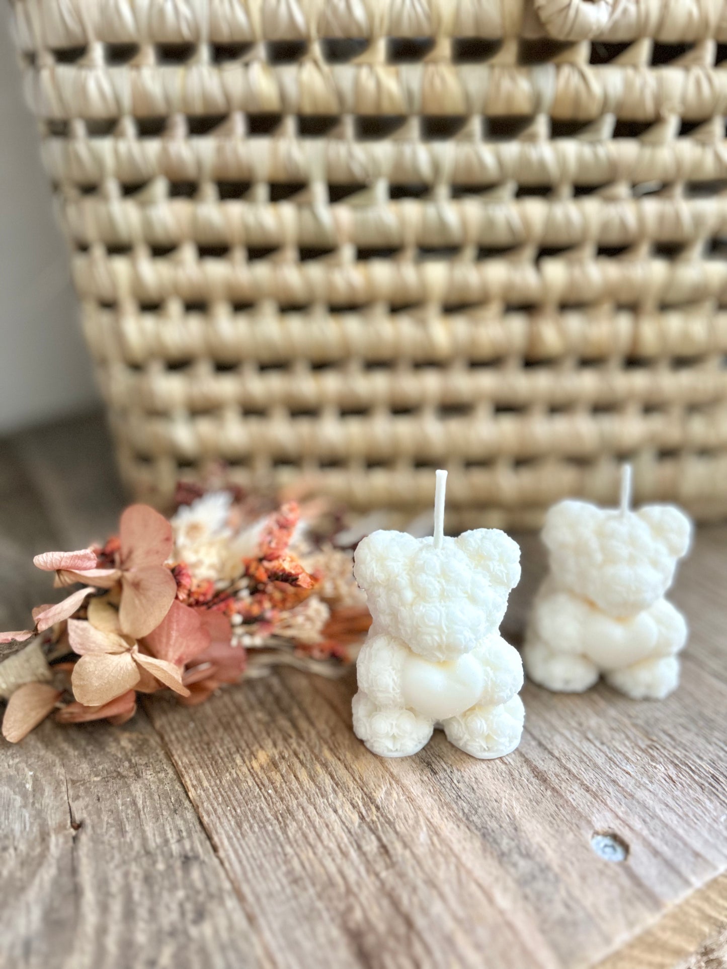 Petit ours qui tient dans sa main un petit coeur, il est entièrement fait avec des petites roses. Très joli pour offrir à un anniversaire, saint Valentin, fête des mères, pour les nounous, maîtresses....